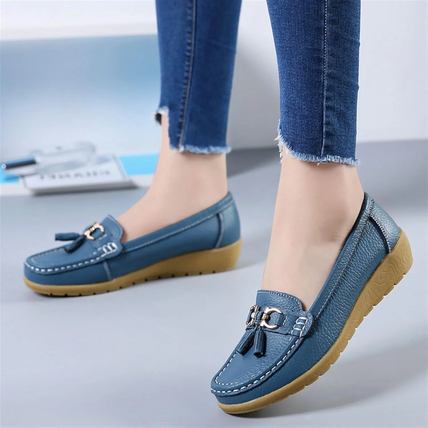 Women Non-Slip Moccasins, Women's Comfortable Leather Tassel Slip-On Breathable Nurse Loafers, with Flat Boat Socks 2 Pairs, with Metal Decoration Driving Shoes, for Mother's Day